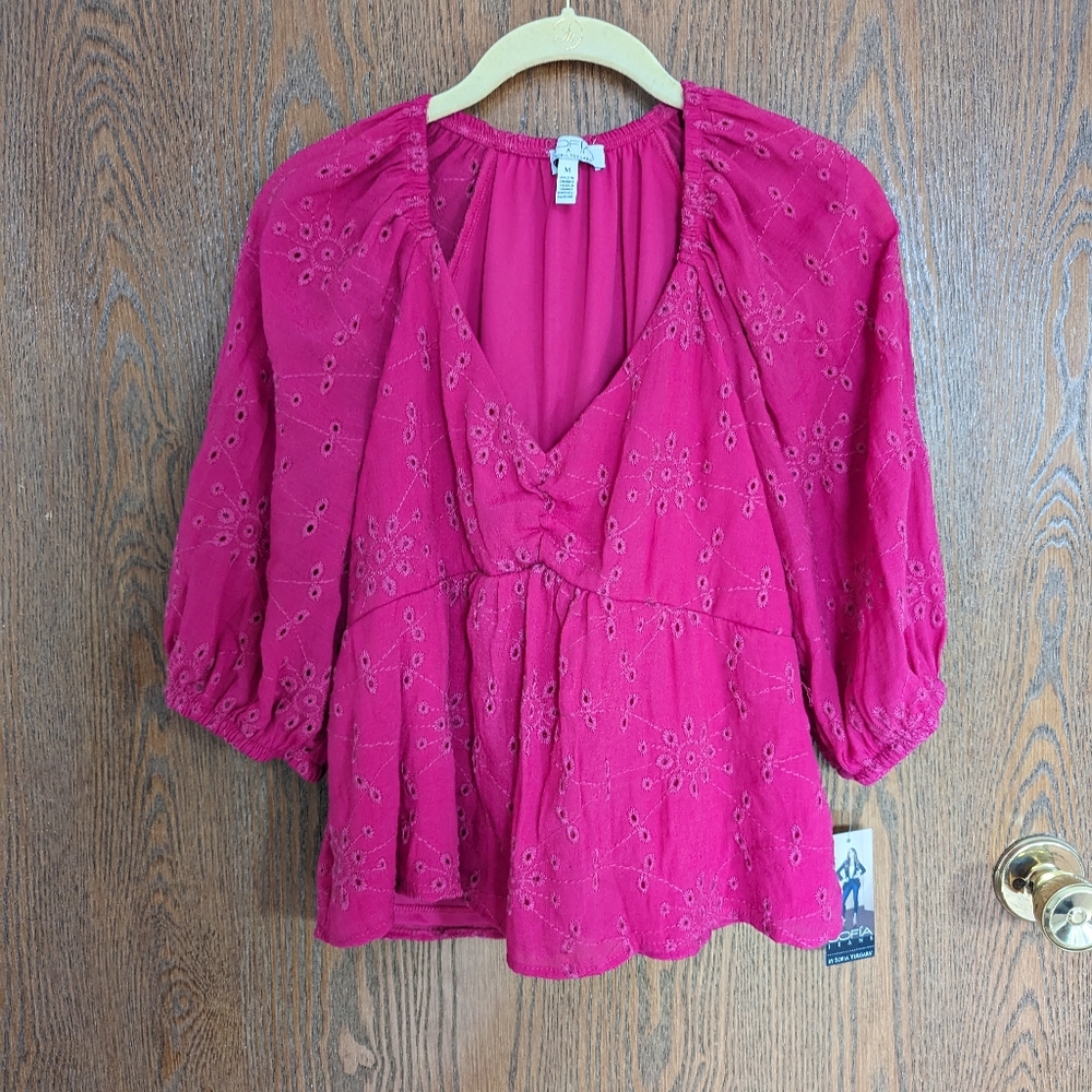 Sophia Vergara Fuschia Eyelet Lace top Size M  NWT